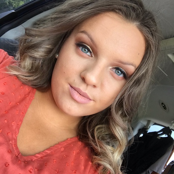 Meet your Posher, Alexis - Picture 1 of 1